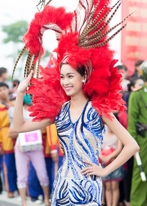 Pham Huong long lay tai Carnaval duong pho Quang Binh-Hinh-9